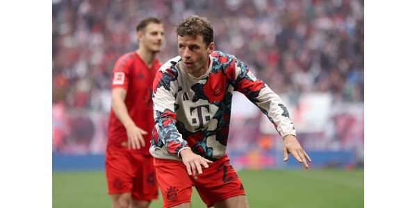Fans würdigen Thomas Müller für das Erreichen des Meilensteins von 500 Bundesligaspielen